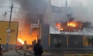 Incendio de grandes proporciones consume almacén de reciclaje en Huachipa