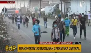 Paro de transportistas: cientos caminan hasta dos horas para encontrar movilidad