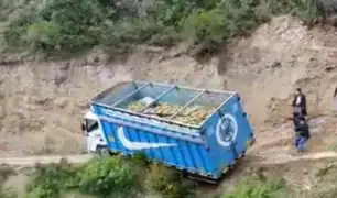 Áncash: camión cae al abismo en zona de Carhuaz y chofer se salva de milagro
