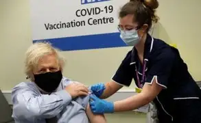 Reino Unido: Boris Johnson recibió primera dosis de la vacuna de AstraZeneca