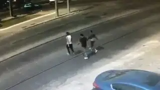 Conductor atropella a tres sujetos que lo acababan de asaltar [VIDEO]