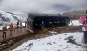 Pasajeros varados en medio de la nevada por accidente de bus en carretera de Huancavelica