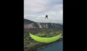 ¡Impactante! instructor de parapente realiza piruetas en pleno vuelo