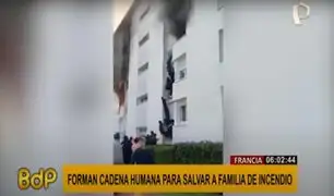 ¡Impactantes imágenes! forman cadena humana para salvar a familia de incendio