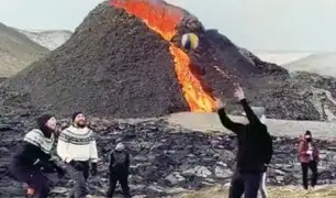¡De locura! jóvenes juegan vóley en las faldas de un volcán en erupción