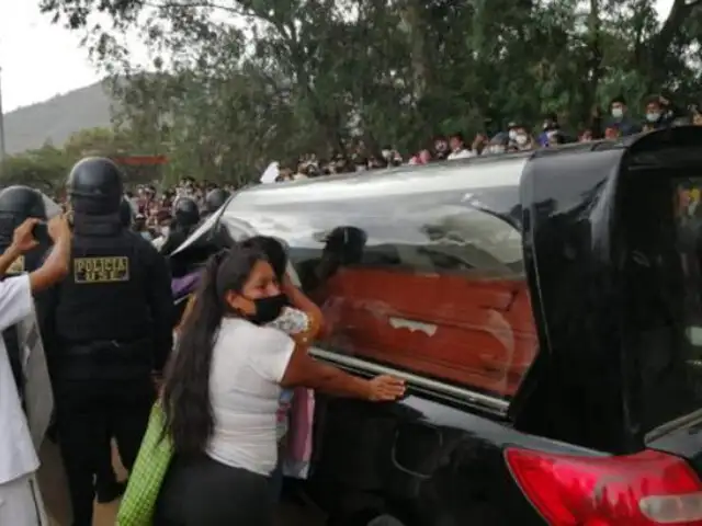 Huánuco: multitud recibe con banda musical restos de Silvano Cántaro para darle último adiós