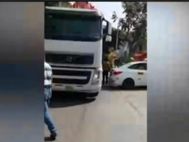 Surco: vecinos quedaron incomunicados luego que camión de la F.A.P rompiera cableado