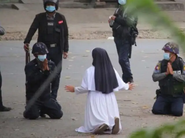 VIDEO: monja se arrodilla pidiendo a policías no disparar con manifestantes en Myanmar