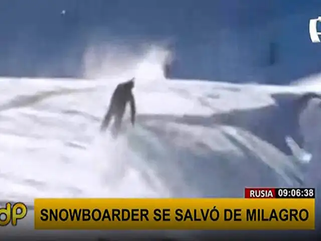 ¡Imágenes de infarto! “snowboarder” se salva de milagro de caer a un abismo