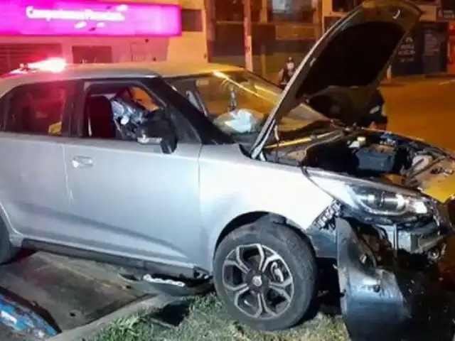 Los Olivos: mujer salvó de morir tras despiste y choque de su auto