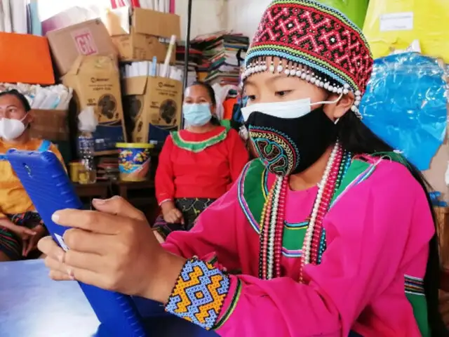 Cantagallo: entregan tablets a escolares de comunidad shipibo-conibo