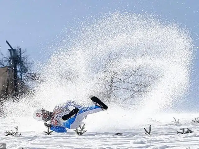 Deportista sufre impactante caída en medio de un salto de esquí a 100 km/h