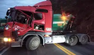 Carretera Central: enorme roca se desprende y aplasta cabina de camión en movimiento