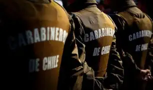 Chile: indignación causan dos carabineros que escoltaron a jóvenes en patrulla