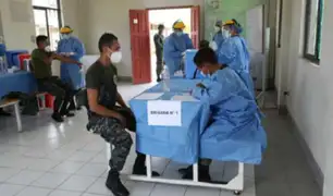 Loreto: ministra de Defensa supervisó jornada de vacunación del personal militar
