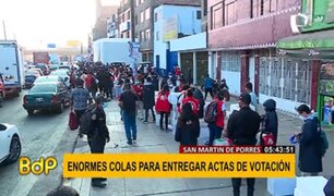 Más de 200 trabajadores de la ONPE realizaron largas colas para entregar actas de votación