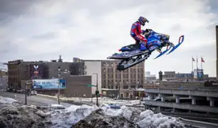EEUU: Piloto sorprende recorriendo la ciudad en su moto de nieve