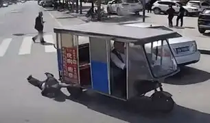 China: conductor de bus salva a mujer que era arrastrada por el asfalto