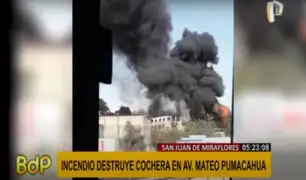 SJM: voraz incendio consumió cochera en avenida Mateo Pumacahua