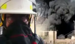 Huachipa: gran incendio destruye dos fábricas