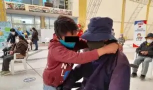 Tierno gesto en Huancayo: niño acompañó a su abuelo a vacunarse contra la COVID-19