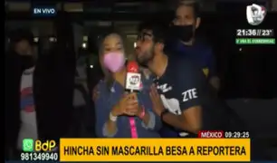 ¡Indignante! Hincha sin mascarilla besa a reportera durante transmisión en vivo
