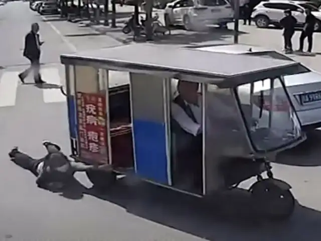 China: conductor de bus salva a mujer que era arrastrada por el asfalto