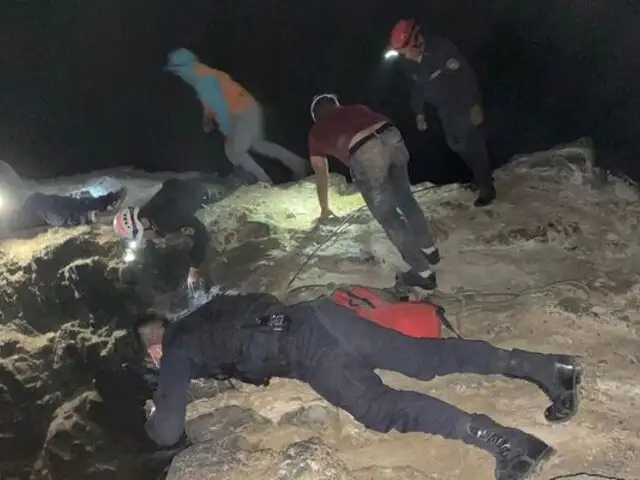 Agentes policiales rescataron a pescadores que cayeron a acantilado en Puerto Eten