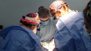 Médicos del hospital Sabogal extirpan con éxito tumor renal gigante de 4 kilos