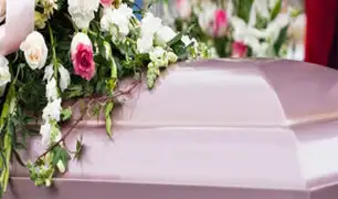 Familia convive con fallecido ante falta de espacios en cementerios para enterrarlo