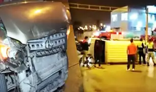Minivan ignora luz roja y provoca triple choque en Independencia