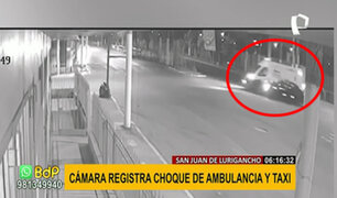 SJL: cámara capta violento choque entre una ambulancia y un taxi