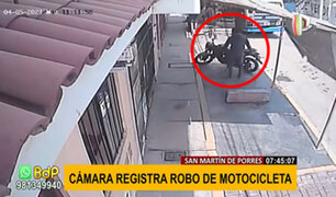 SMP: así de fácil se llevó un ladrón una motocicleta estacionada en la calle