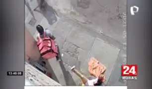 Ladrón lanza al suelo a mujer durante asalto en Surquillo