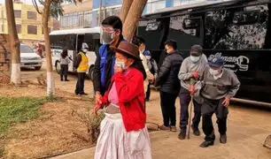 Huachipa: adultos mayores son trasladados en buses hasta  centro de vacunación