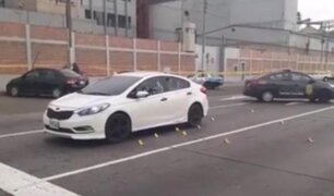 Callao: disparan más de 30 veces a hombre y dos mujeres que estaban dentro de un auto