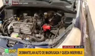 Los Olivos: sujetos desmantelan auto en pleno toque de queda