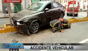 Cercado de Lima: conductor aparentemente ebrio choca auto e intenta darse a la fuga