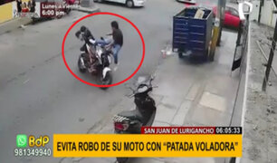 Hombre evita que ladrón robe su moto con una “patada voladora”