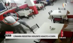 Cámaras registran violento asalto a chifa en Trujillo