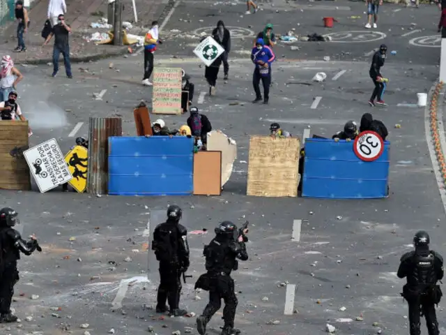 Protestas en Colombia: incendian estación policial con agentes dentro