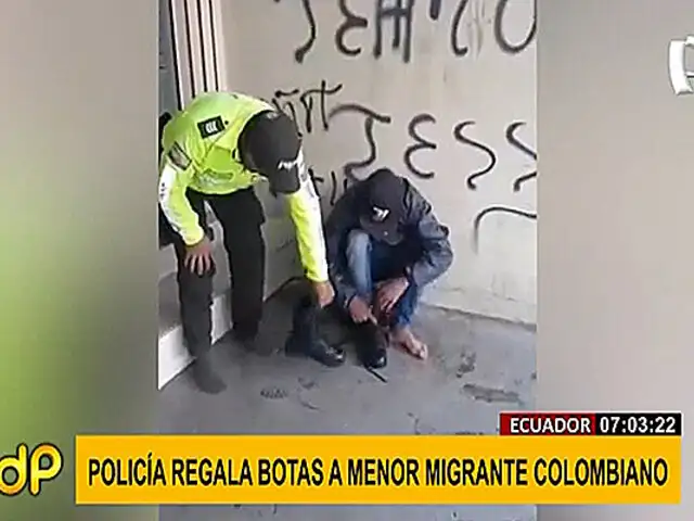 Ecuador: Policía conmueve en redes al obsequiar sus propias botas a migrante colombiano