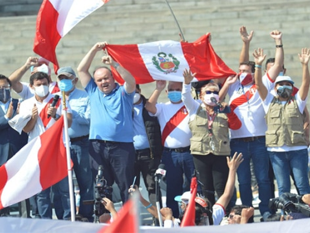 Marchan contra candidatura de Pedro Castillo en...