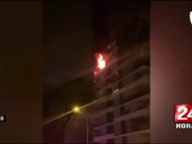 Bomberos lograron controlar incendio en noveno piso de edificio en Miraflores
