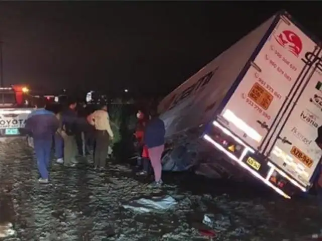 Violento choque entre auto y camión deja dos muertos en La Libertad