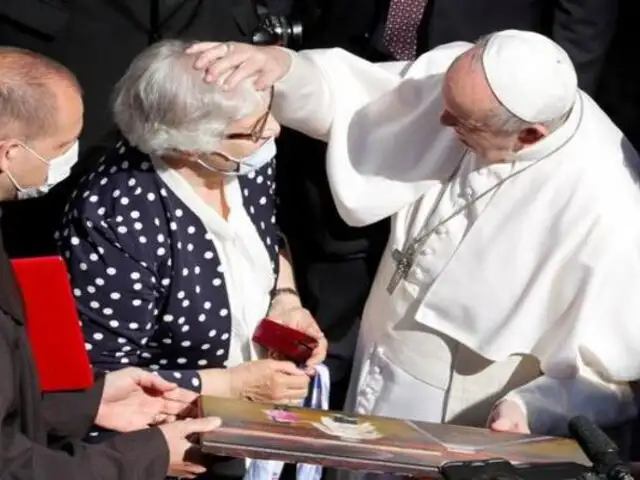 Papa Francisco besó número que le tatuaron a víctima del Holocausto
