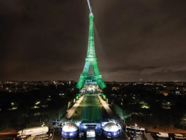 Francia: Torre Eiffel se iluminó con electricidad no contaminante