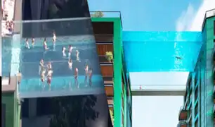 Inauguran piscina suspendida entre dos edificios a 30 metros de altura