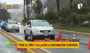 Playa Agua Dulce: hacen colas de vehículos para vacunarse pese a frío e intensa lluvia