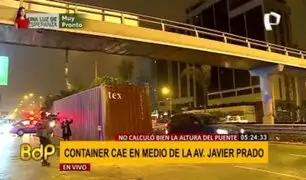 Puente Carriquiry: Container termina volcado tras intentar pasar debajo y no respetar altura